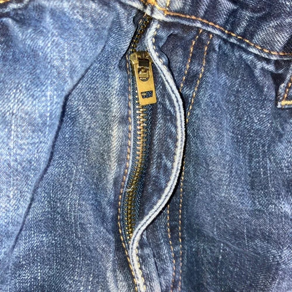 Levis preowned broken